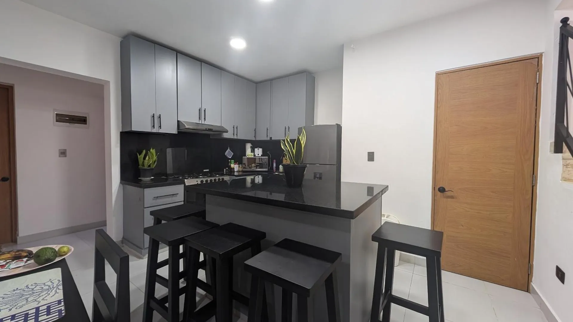 Modern 2Br Apartment 3 Min From Airport With Free Parking