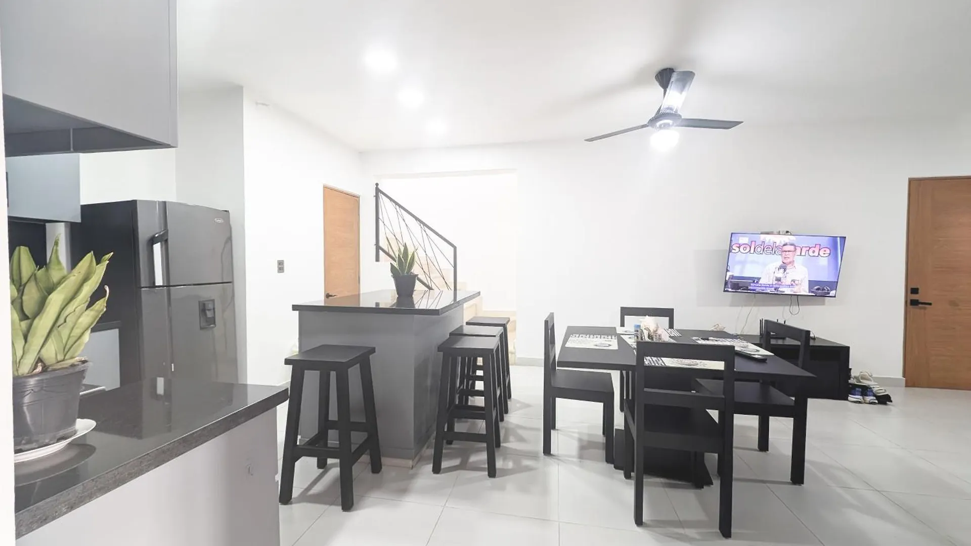 Modern 2Br Apartment 3 Min From Airport With Free Parking