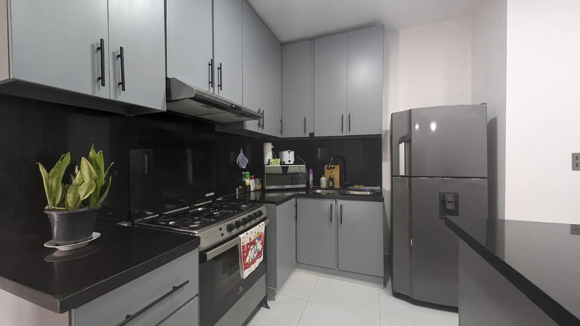 Modern 2Br Apartment 3 Min From Airport With Free Parking